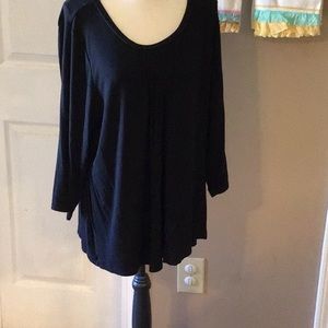 Black 3/4 sleeve shirt round neckline